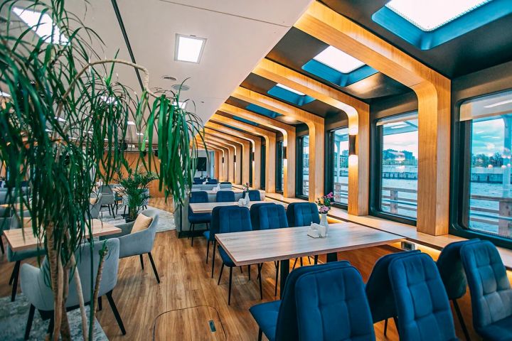 «Чайка» – ресторан на воде ждёт гостей на праздничный банкет или ужин и после окончания периода навигации